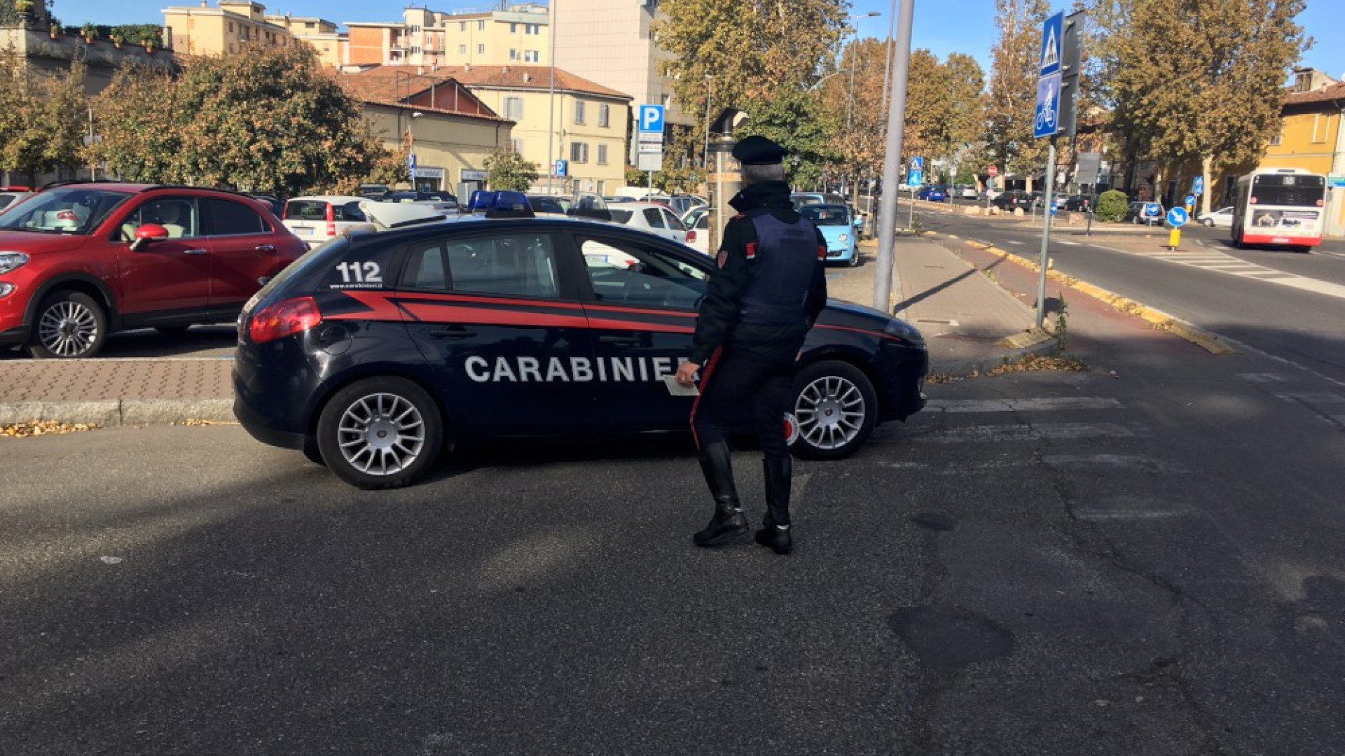 Fermato per un controllo è scoperto con la coca nelle mutande. Riparte e si schianta contro l'auto dei carabinieri