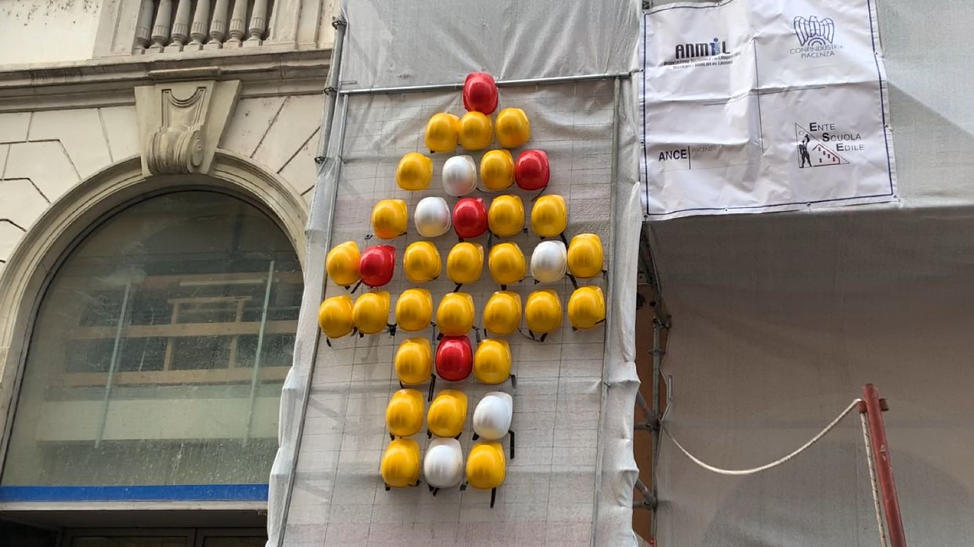 Inaugurato l'albero della sicurezza: "Per sensibilizzare lavoratori e aziende"