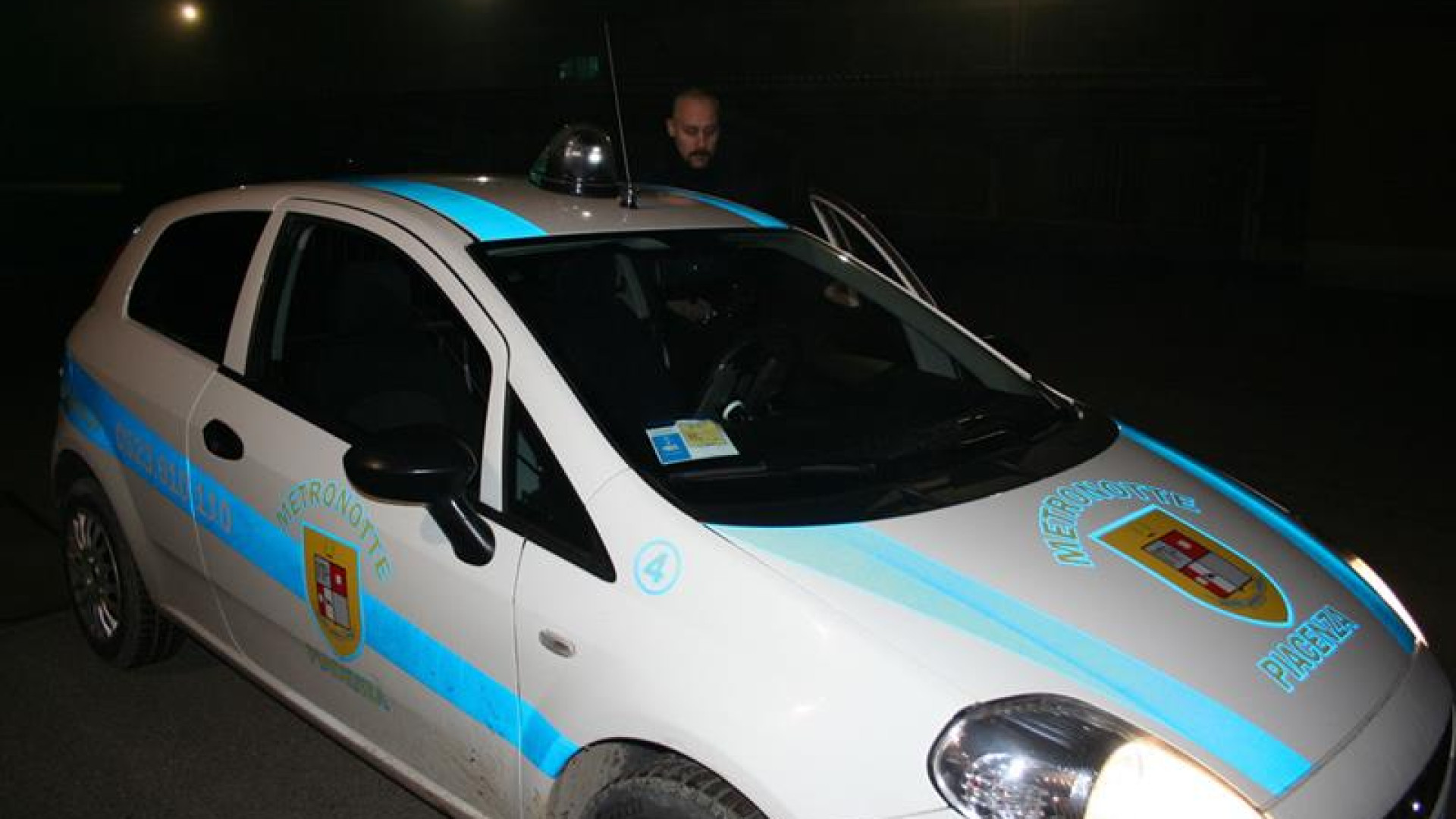 Tentato furto al bar: braccato, il ladro prende a testate i metronotte