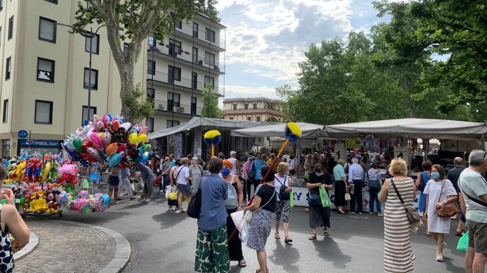Fiera di Sant'Antonino: 300 bancarelle sul Facsal. Folla dal primo mattino