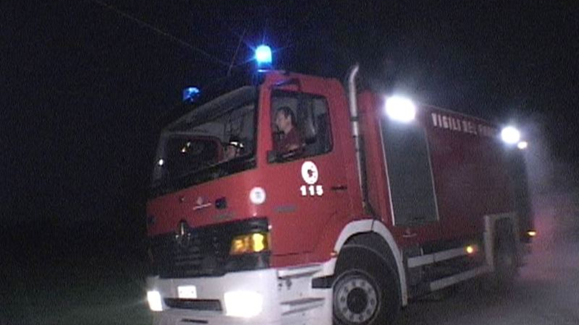 Brucia una villetta nella notte, coppia di anziani intossicata