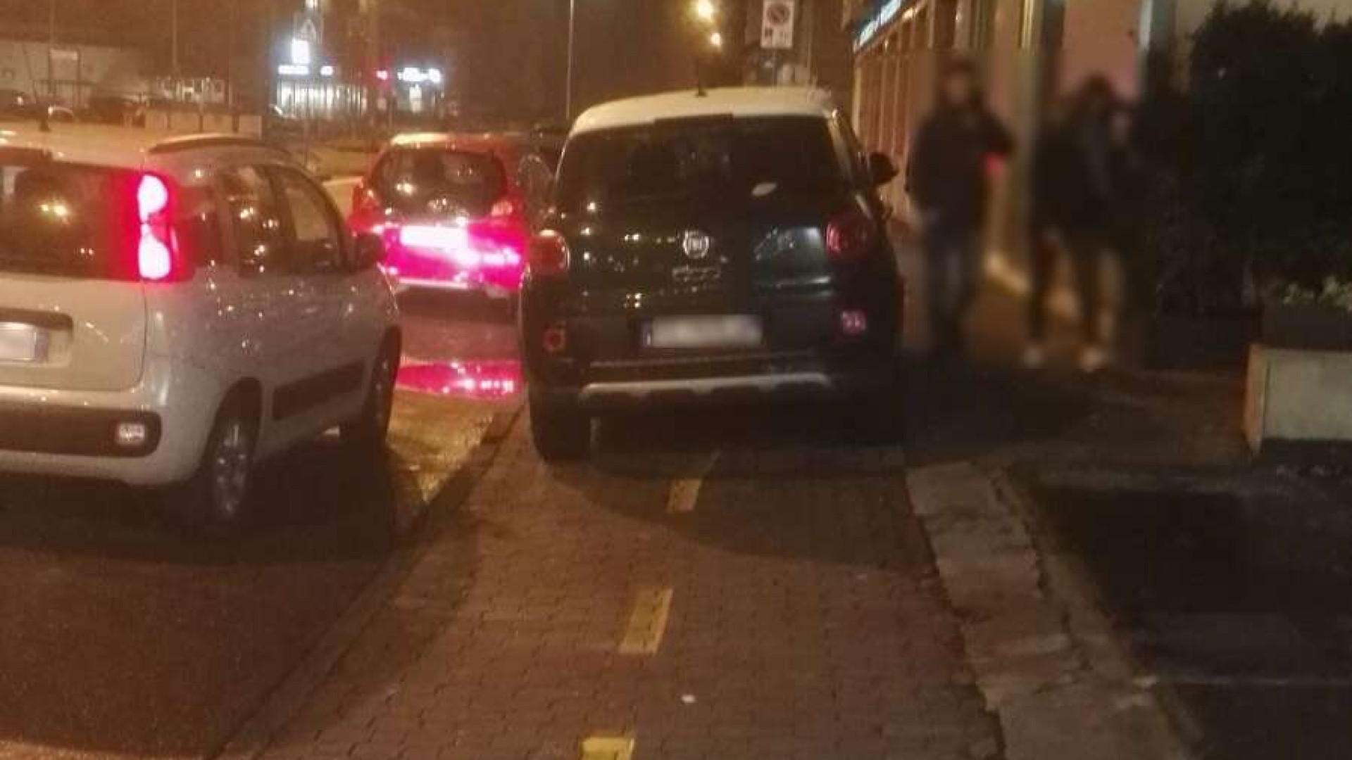 Auto sulle ciclabili e davanti alle fermate del bus, "E' mancanza completa di rispetto verso gli altri"