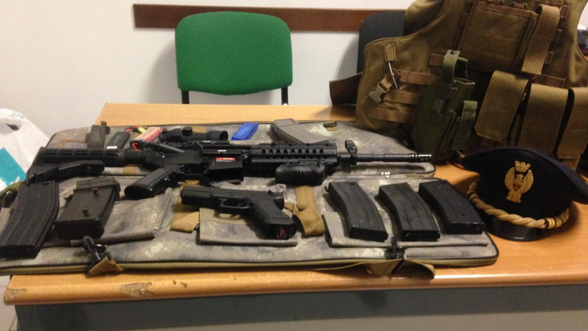 Al bar con la pistola da softair, arriva la polizia. Denunciato 26enne