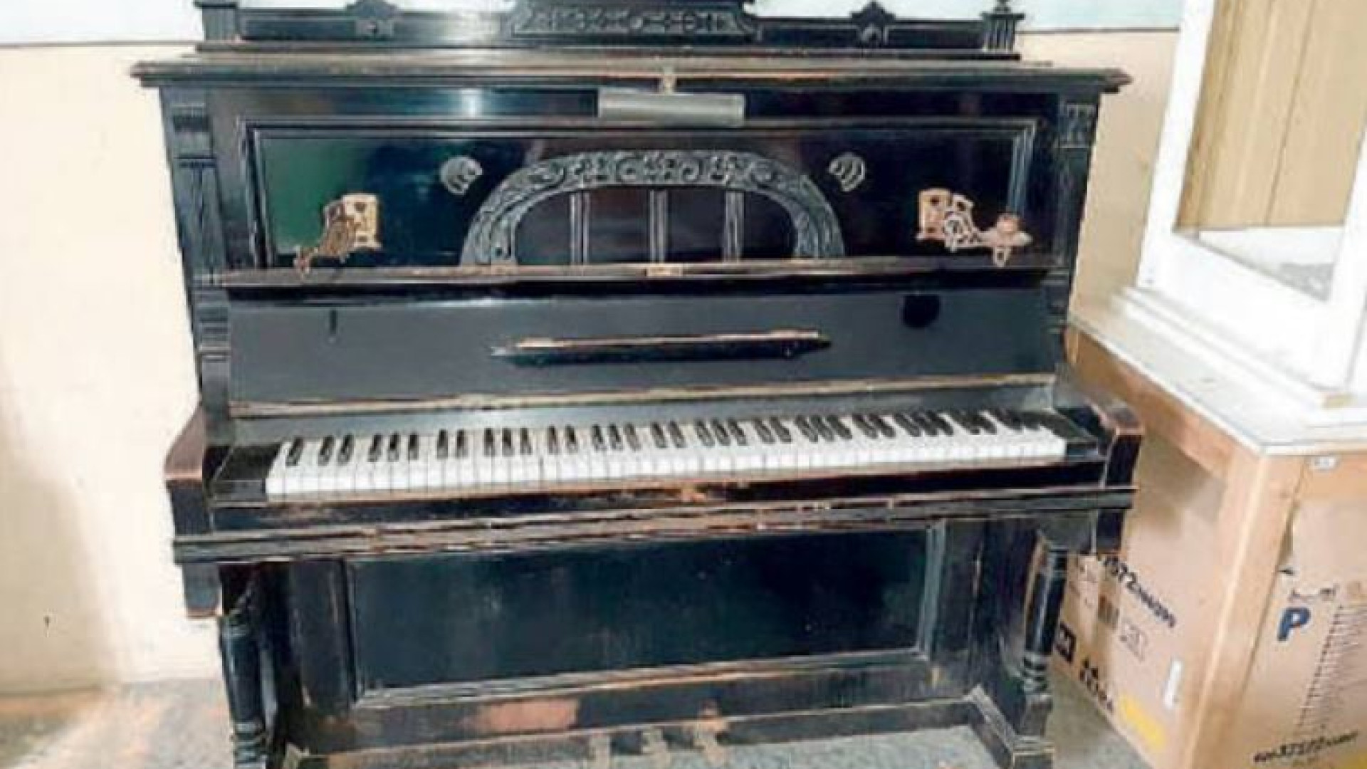 Dall'ex asilo spunta un pianoforte di cento anni, in vendita per beneficenza