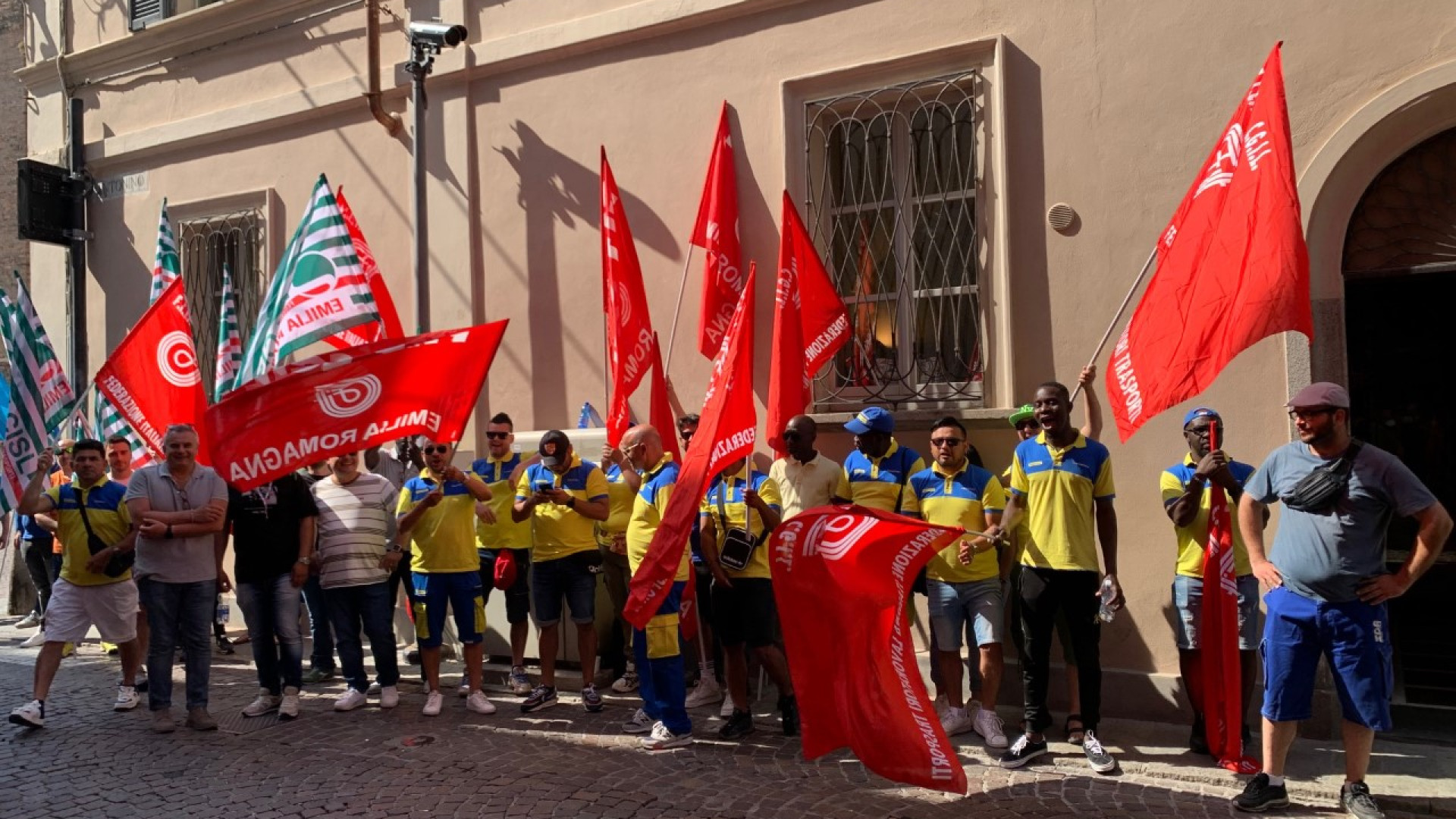 Lavoratori Sda in sciopero davanti alle Poste: "Rivedere carichi di lavoro e contratti"
