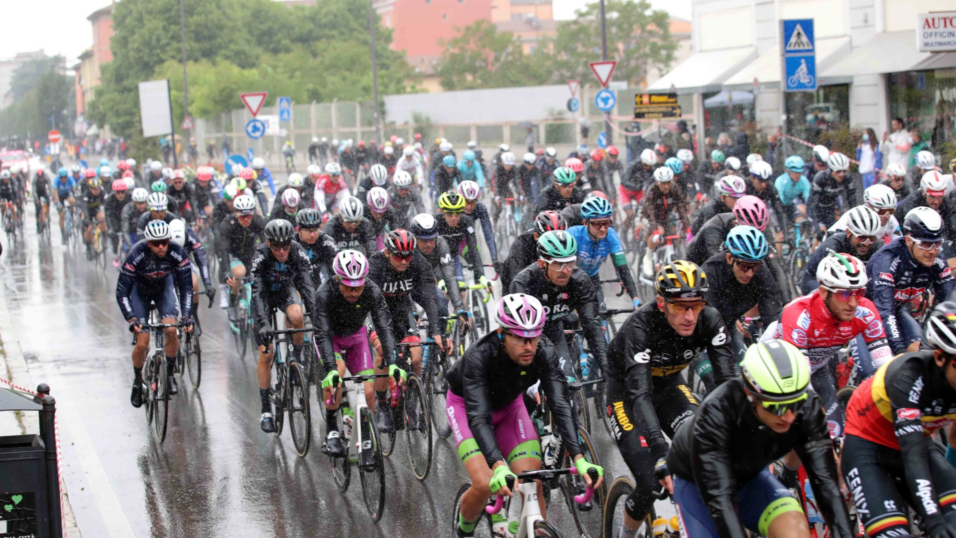 Tra pioggia e vento contrario la carovana rosa abbandona la nostra provincia LE FOTO