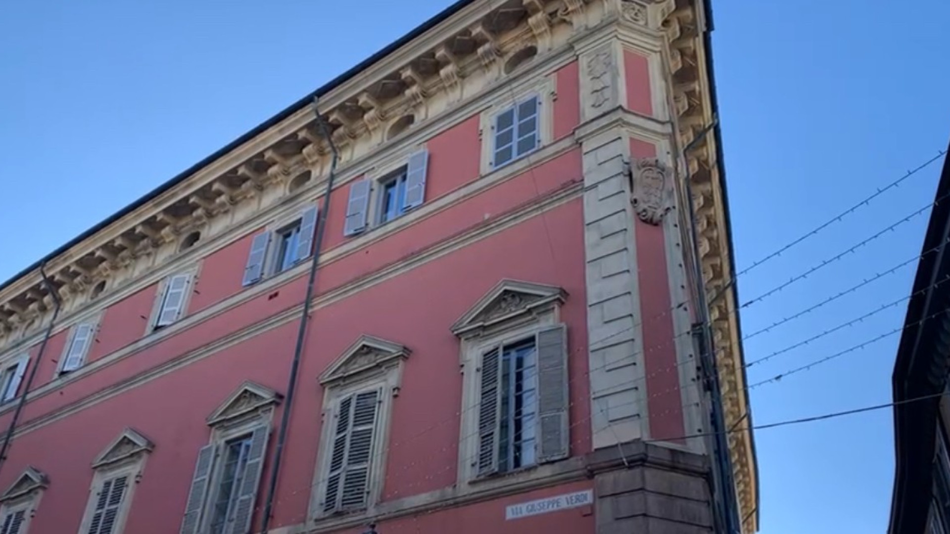 Vento gelido in città, da un palazzo di via Santa Franca cadono calcinacci