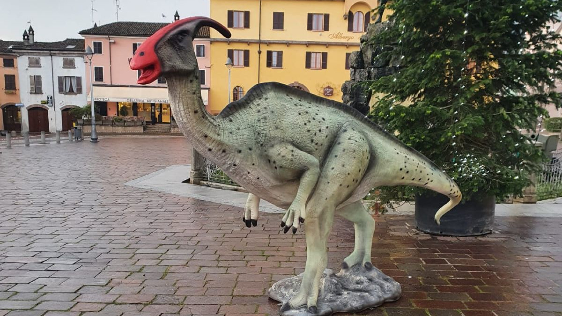 Sorpresa ad Agazzano: un dinosauro accanto all'albero di Natale
