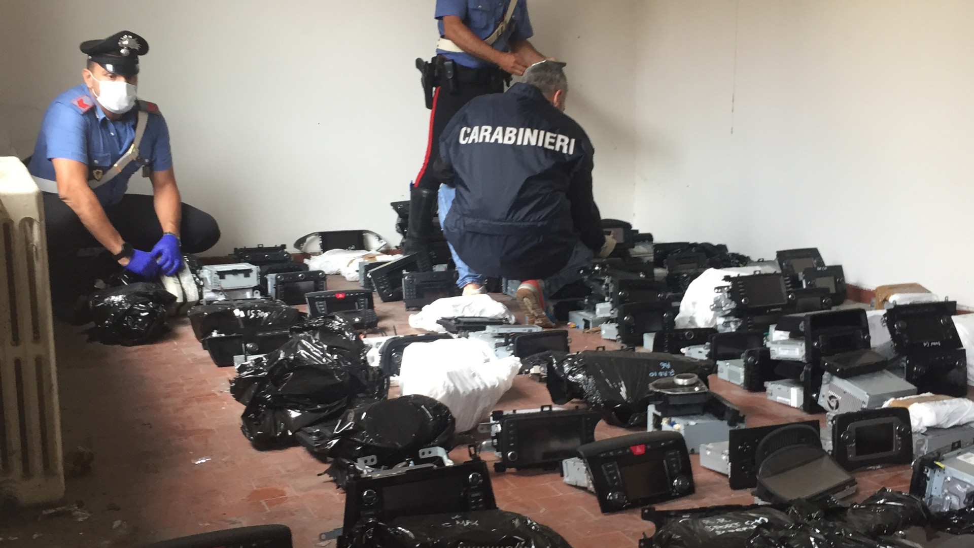 Traffico di auto rubate, scoperto il "covo": 5 denunce. Furti anche nel Piacentino