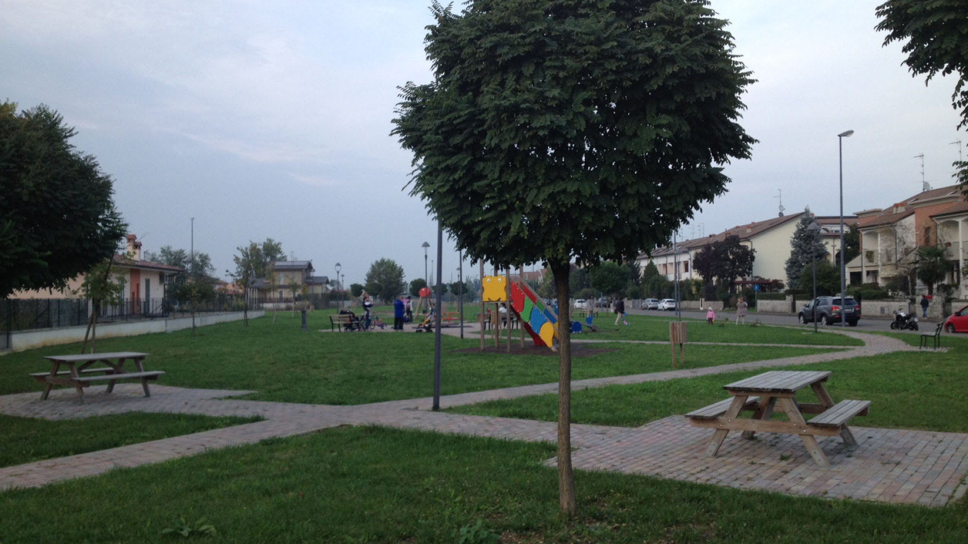 Vandali assaltano tre parchi cittadini: danni per oltre 6mila euro