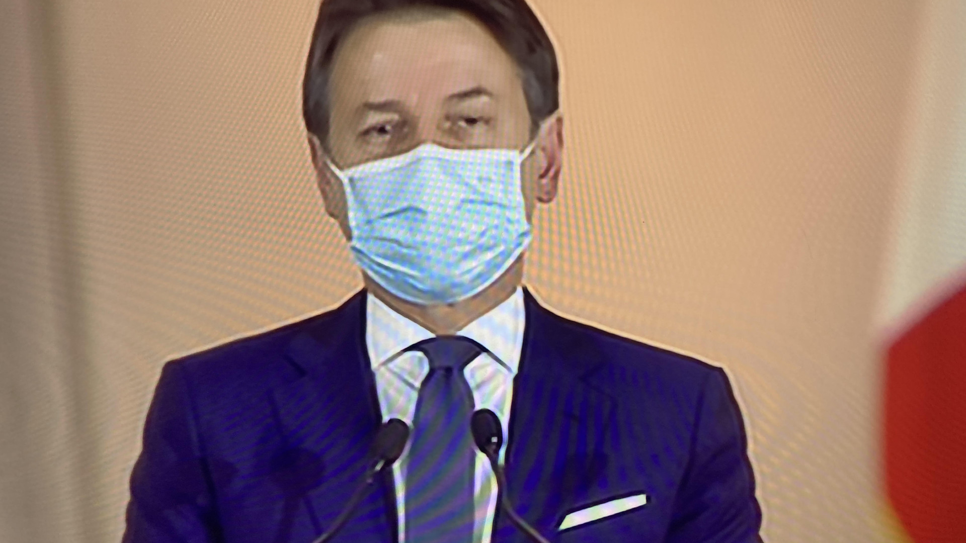 Firmato nella notte il nuovo Dpcm: da domani bar e ristoranti chiusi alle 18, stop a piscine e palestre. Conte: “Sarà cancellata la seconda rata Imu”. IL TESTO