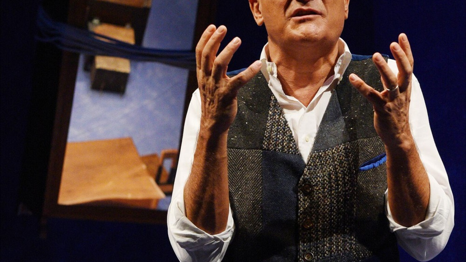 Claudio Bisio racconta questa sera il difficile rapporto tra padre e figlio