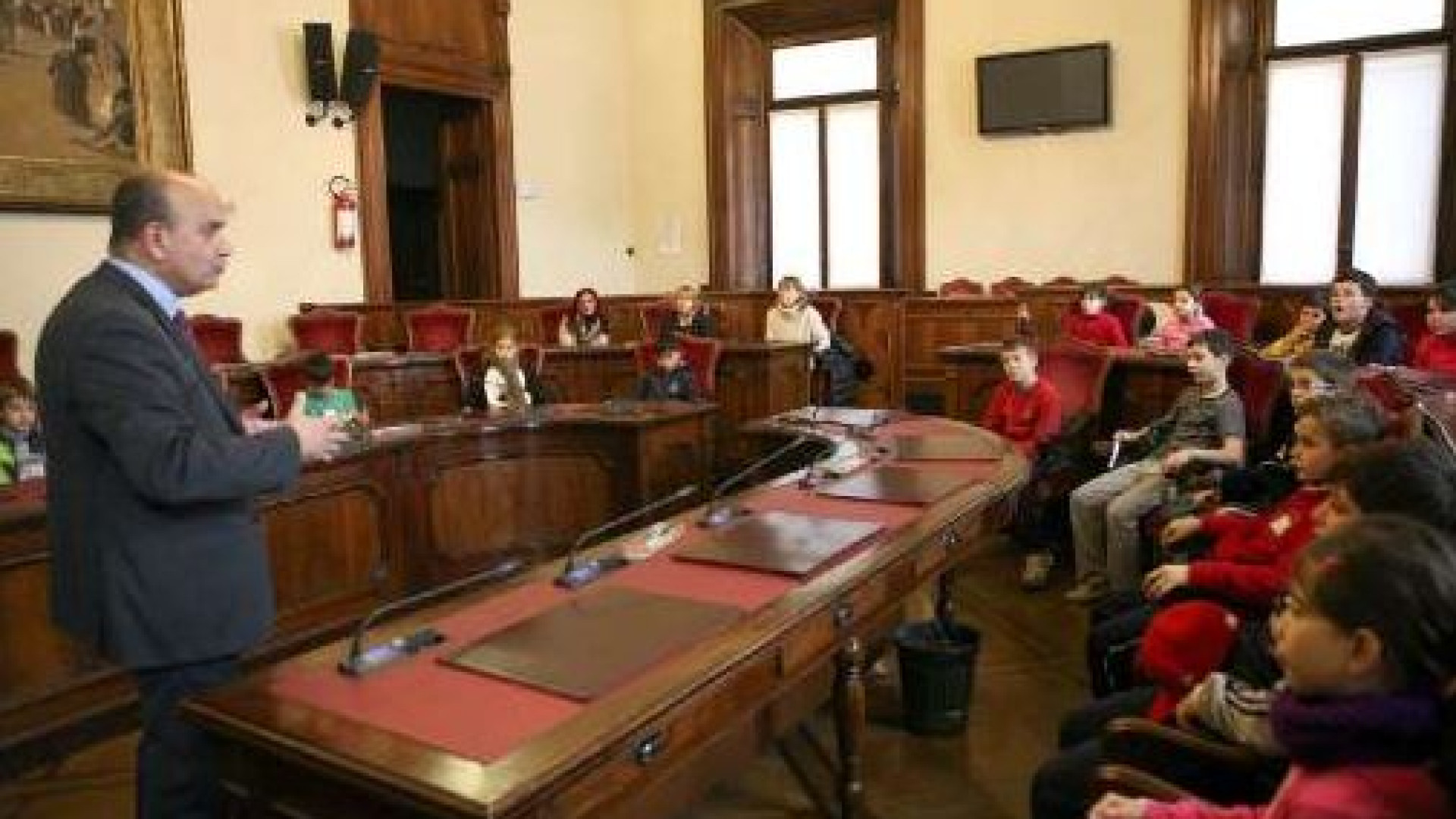 Il sindaco Paolo Dosi interrogato dai bambini della Vittorino