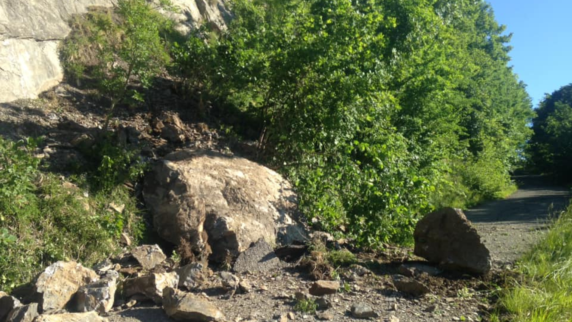 Caduta massi sulla carreggiata, chiusa la strada  Zerba Corbesassi