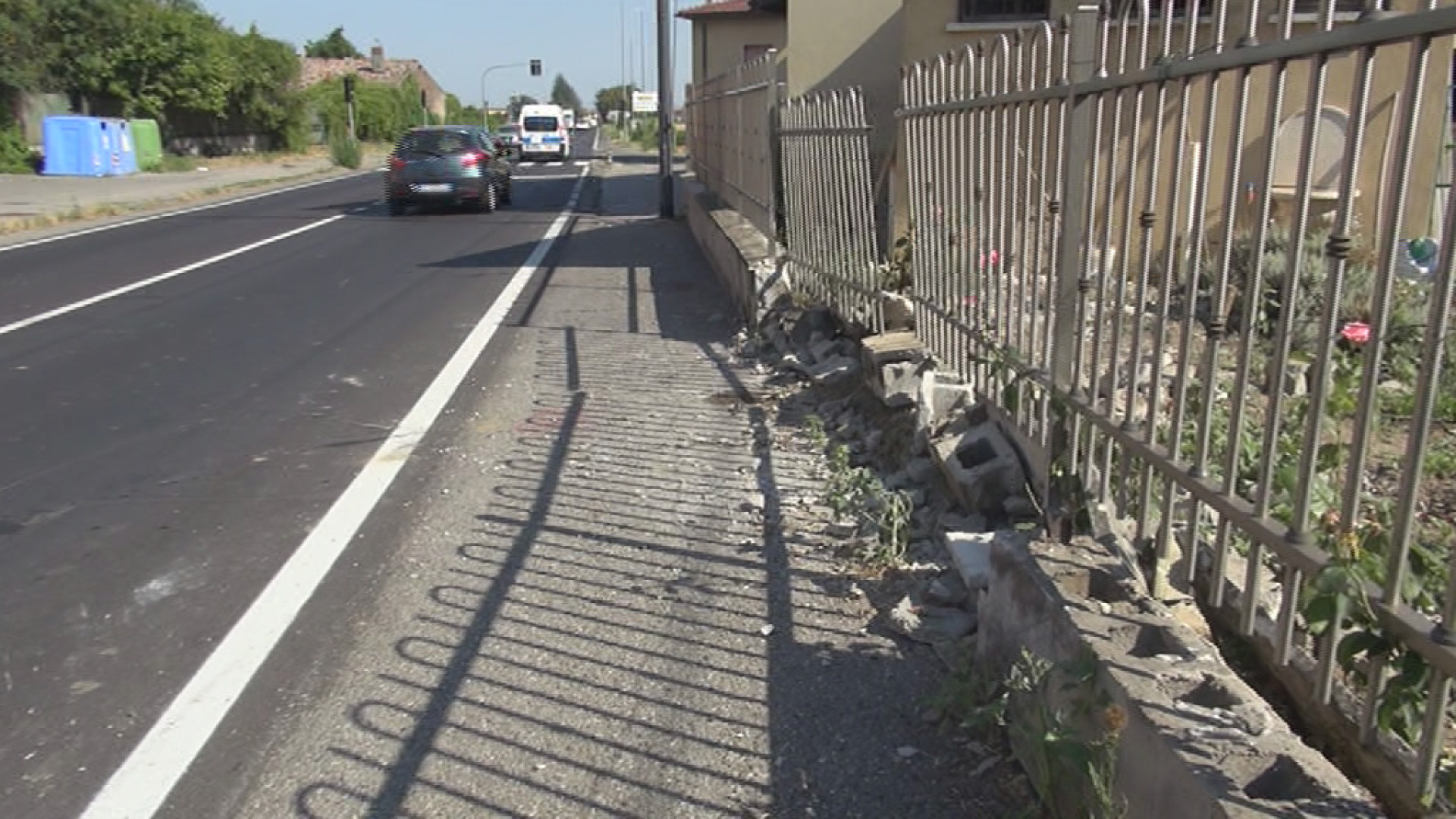 Semaforo e muretto distrutti dalle auto. I residenti: "Mettere in sicurezza la strada"