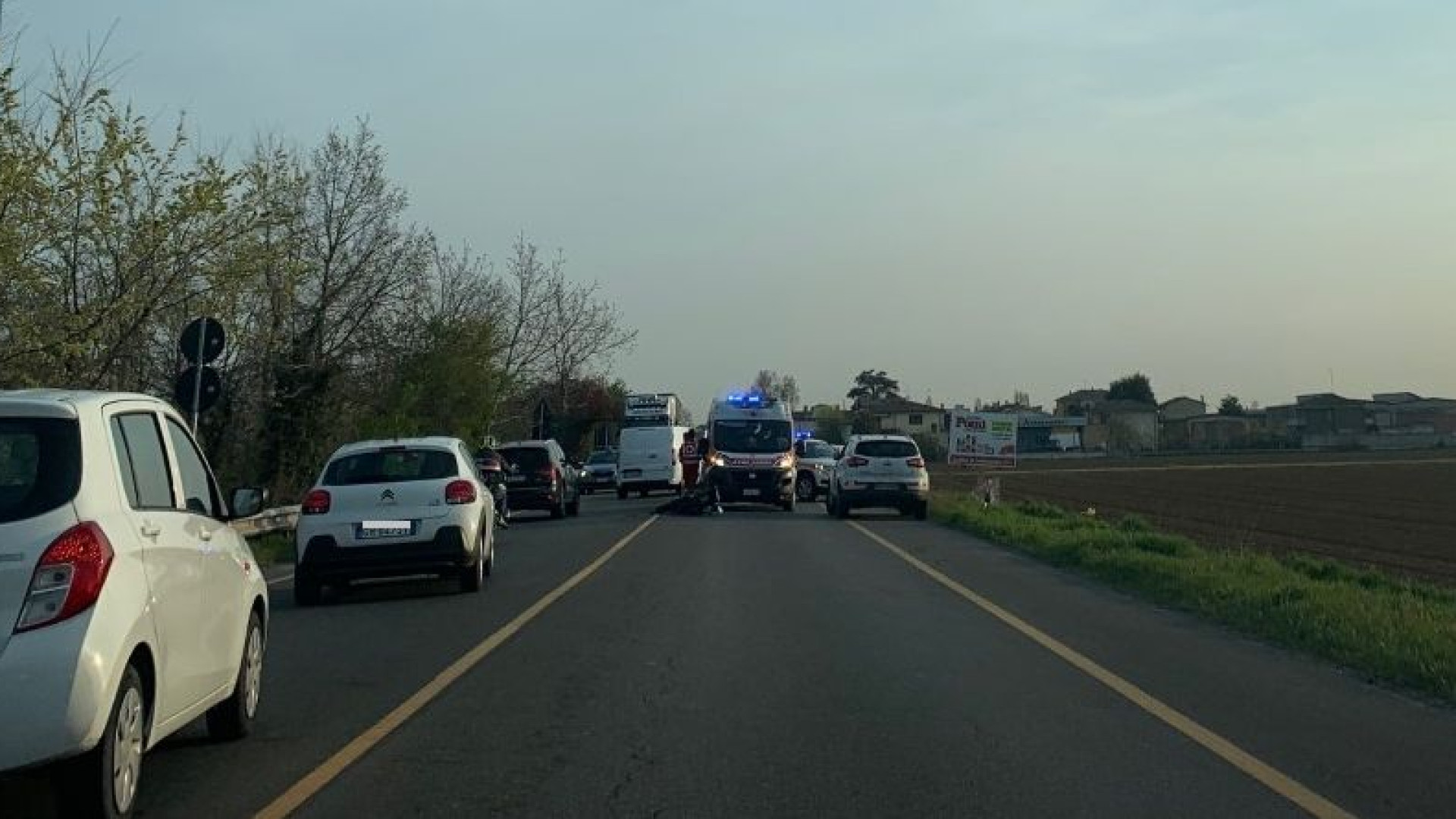 Scontro tra un'auto e una moto a La Verza, un ferito. Disagi al traffico