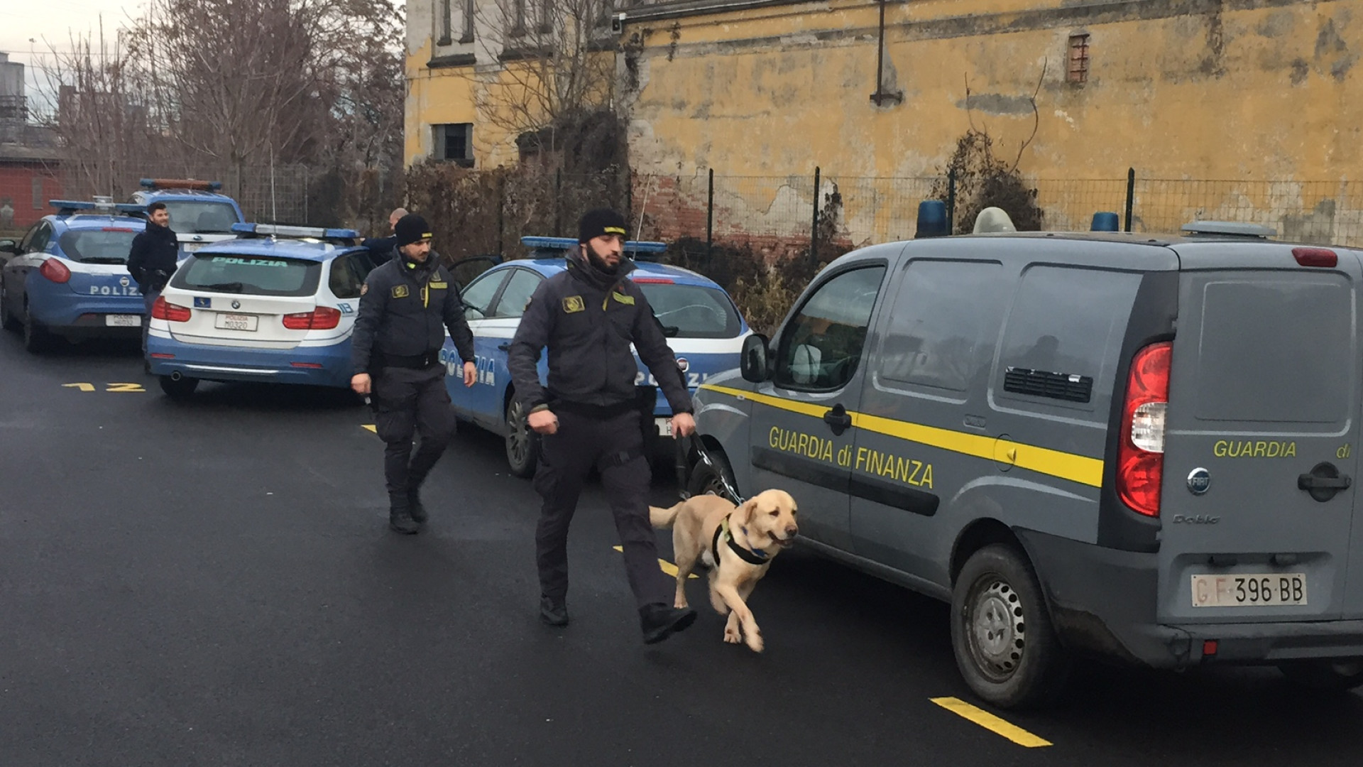 Ex mercato ortofrutticolo, spacciatore in fuga tra i binari.  Scovati 50 grammi di marijuana