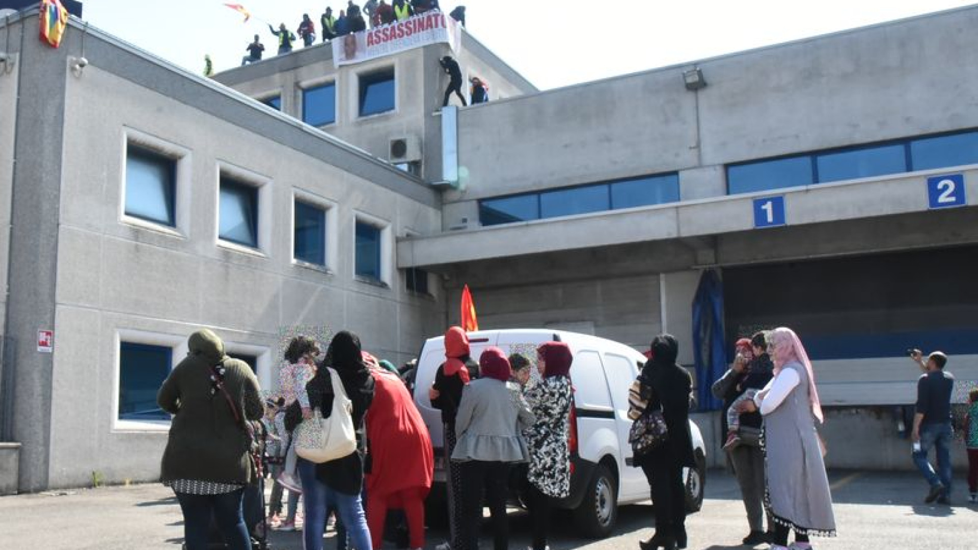 Gls, protesta facchini sul tetto. Parenti arrivano con la scorta di viveri e acqua
