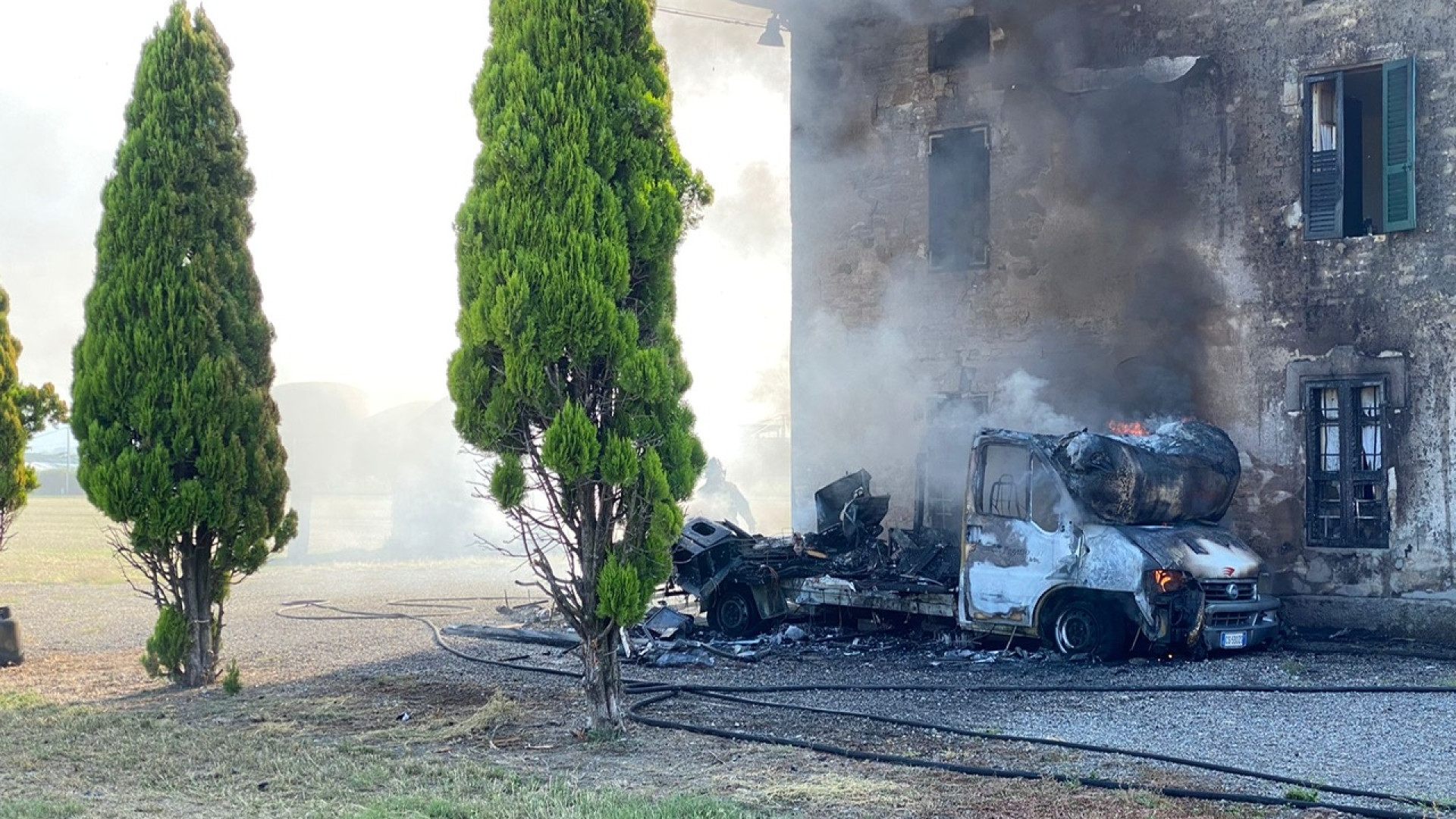 Incendio a Besenzone: camper e facciata di una casa in fiamme. Un intossicato
