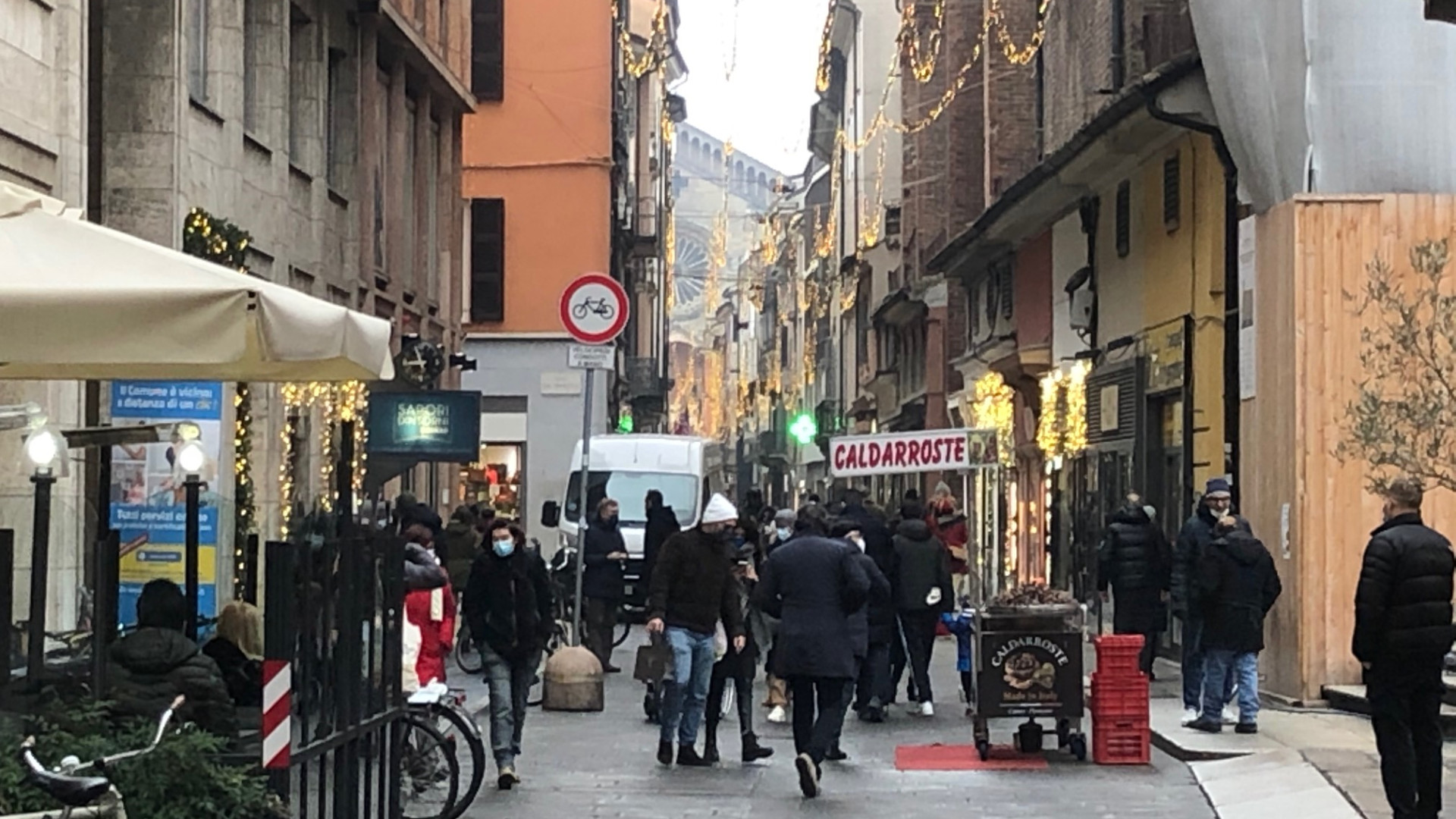Borseggiatori scatenati in centro: anziane beffate con il trucco della monetina