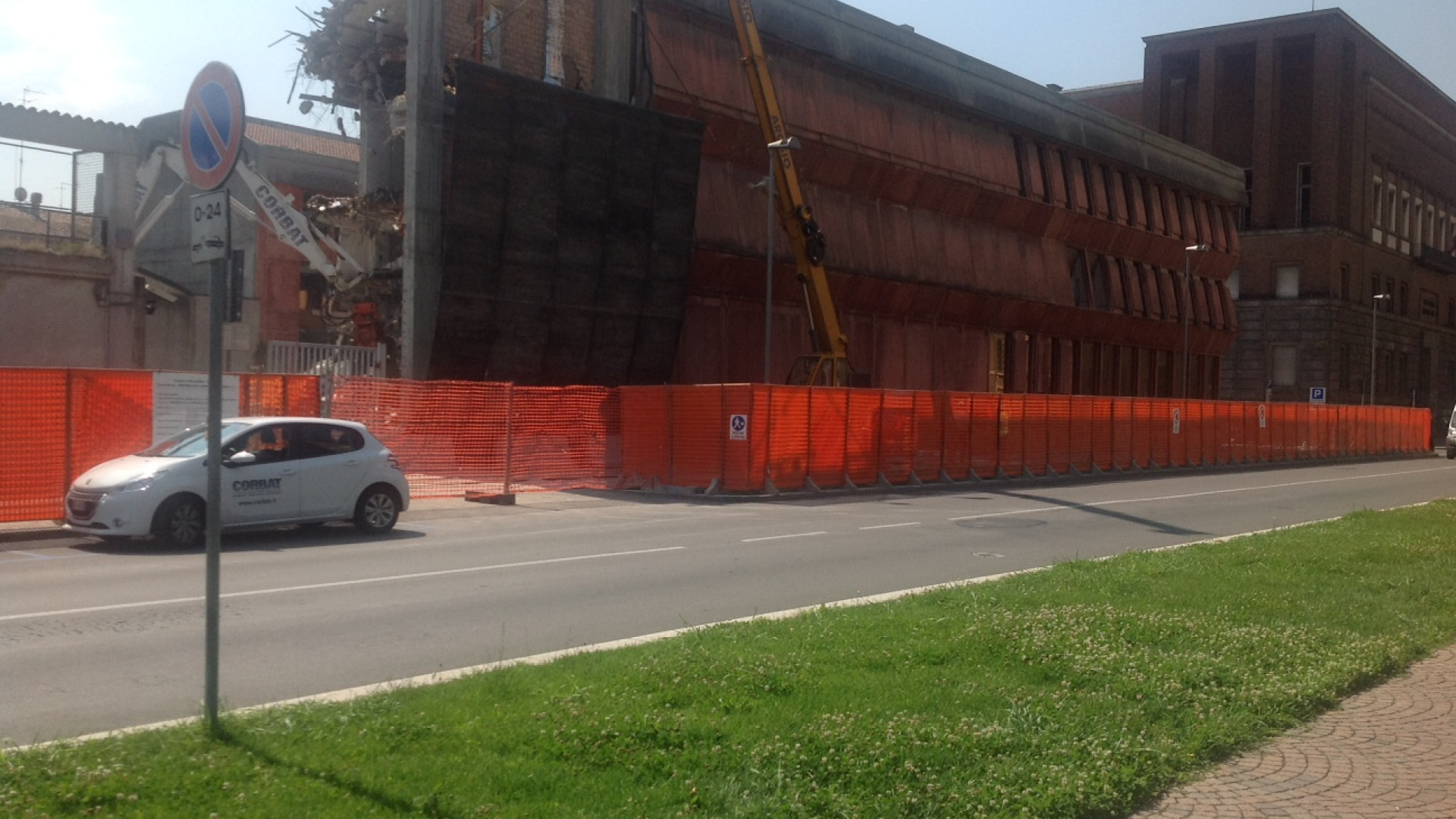 Ex Enel, continua la demolizione. Via X Giugno chiusa dall'11 agosto