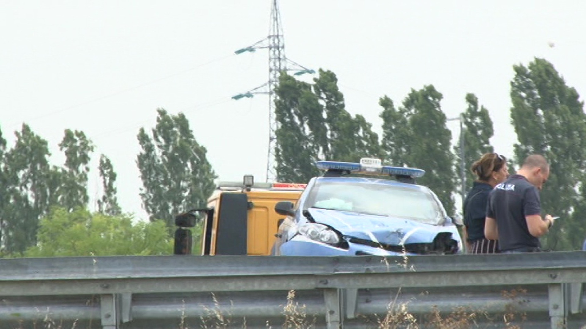 Volante della polizia si schianta contro il guardrail in tangenziale