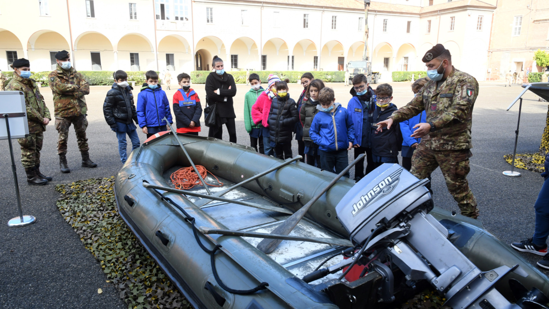 La caserma Nicolai apre le porte agli alunni: "Ecco come si neutralizza una bomba"