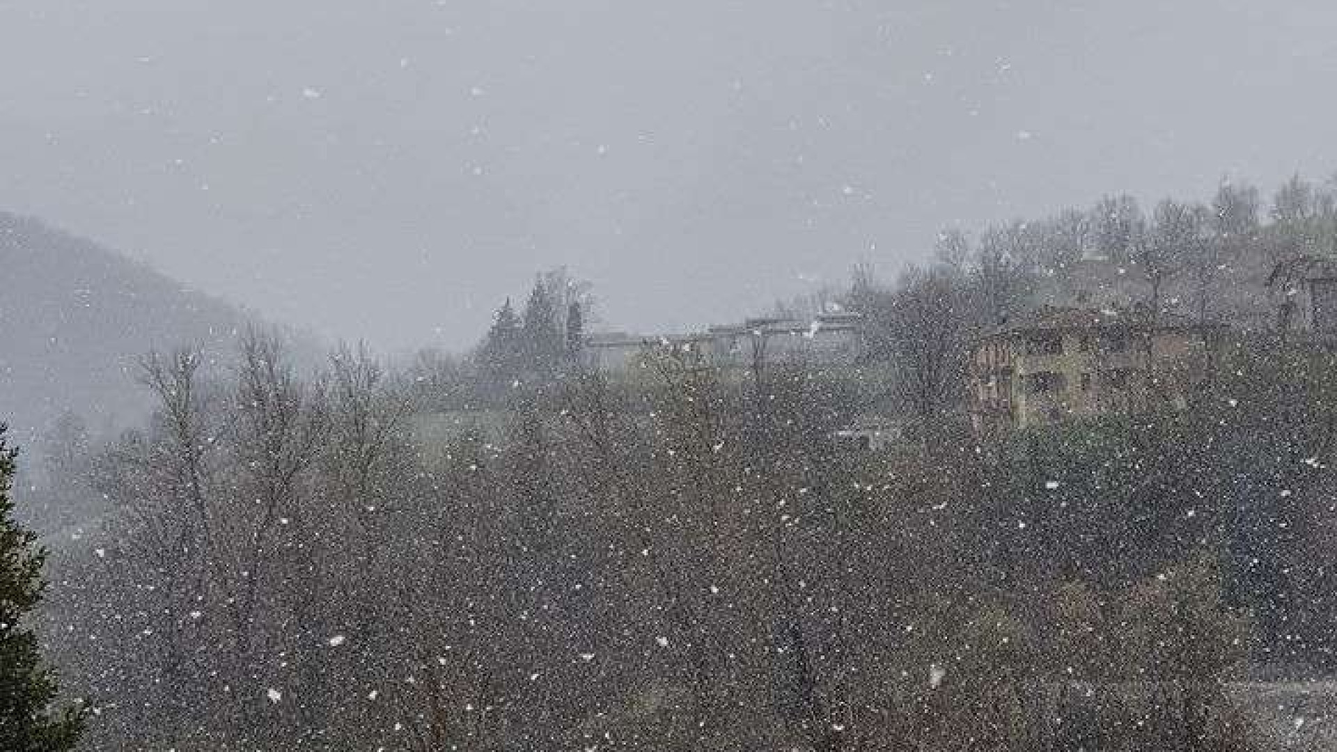 Colpo di coda dell'inverno, neve sui monti. Domani fiocchi anche in pianura