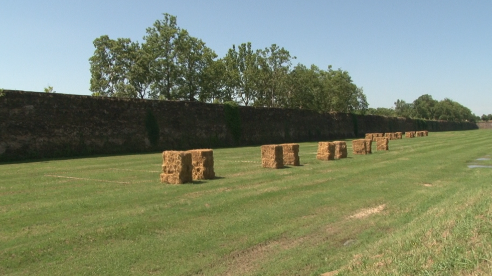 Merci Tour e Grazie Piacenza: le scritte coi balloni di fieno per omaggiare i ciclisti