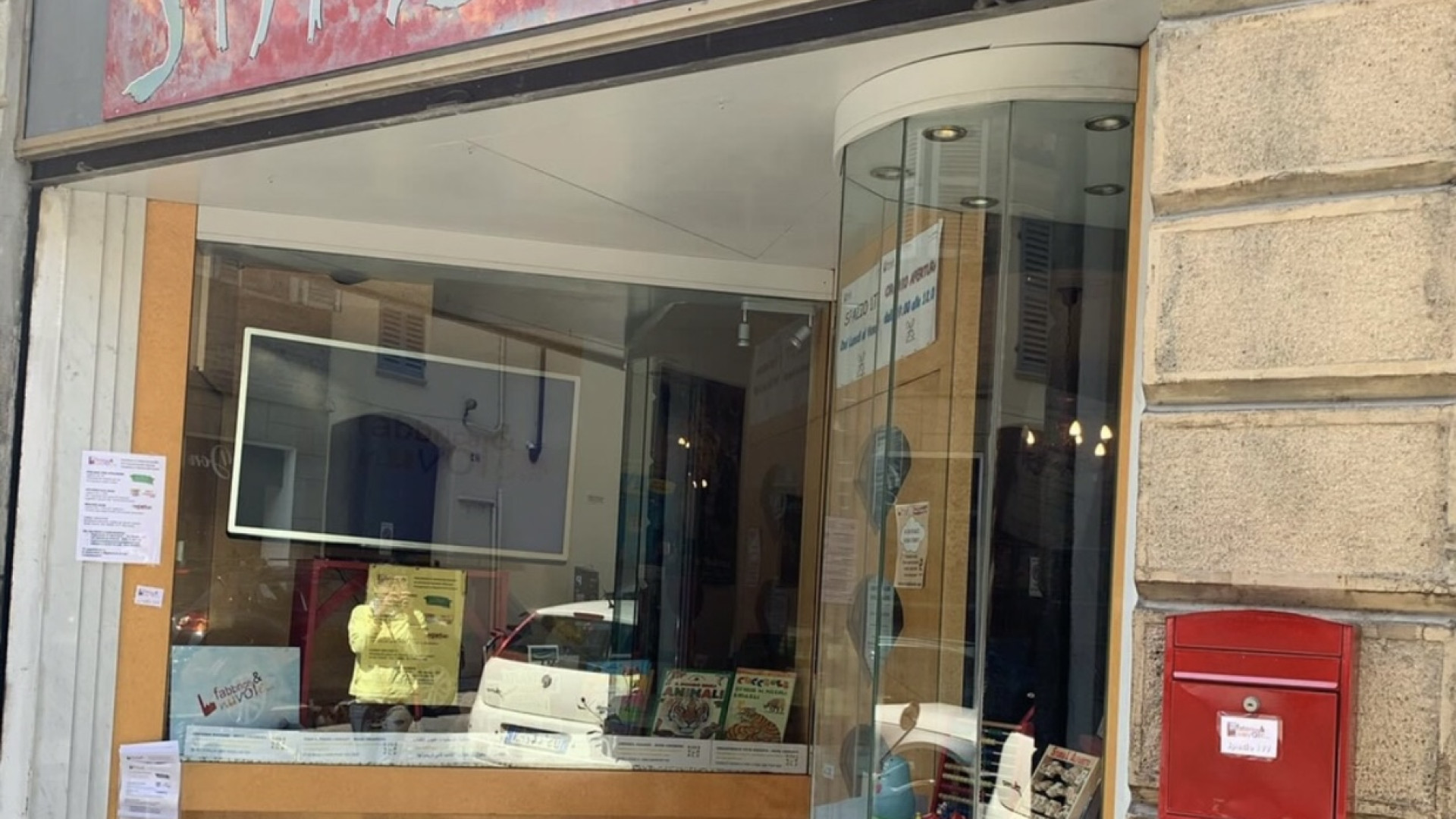 Penne, astucci e quaderni: al via la raccolta solidale per la scuola di via Roma