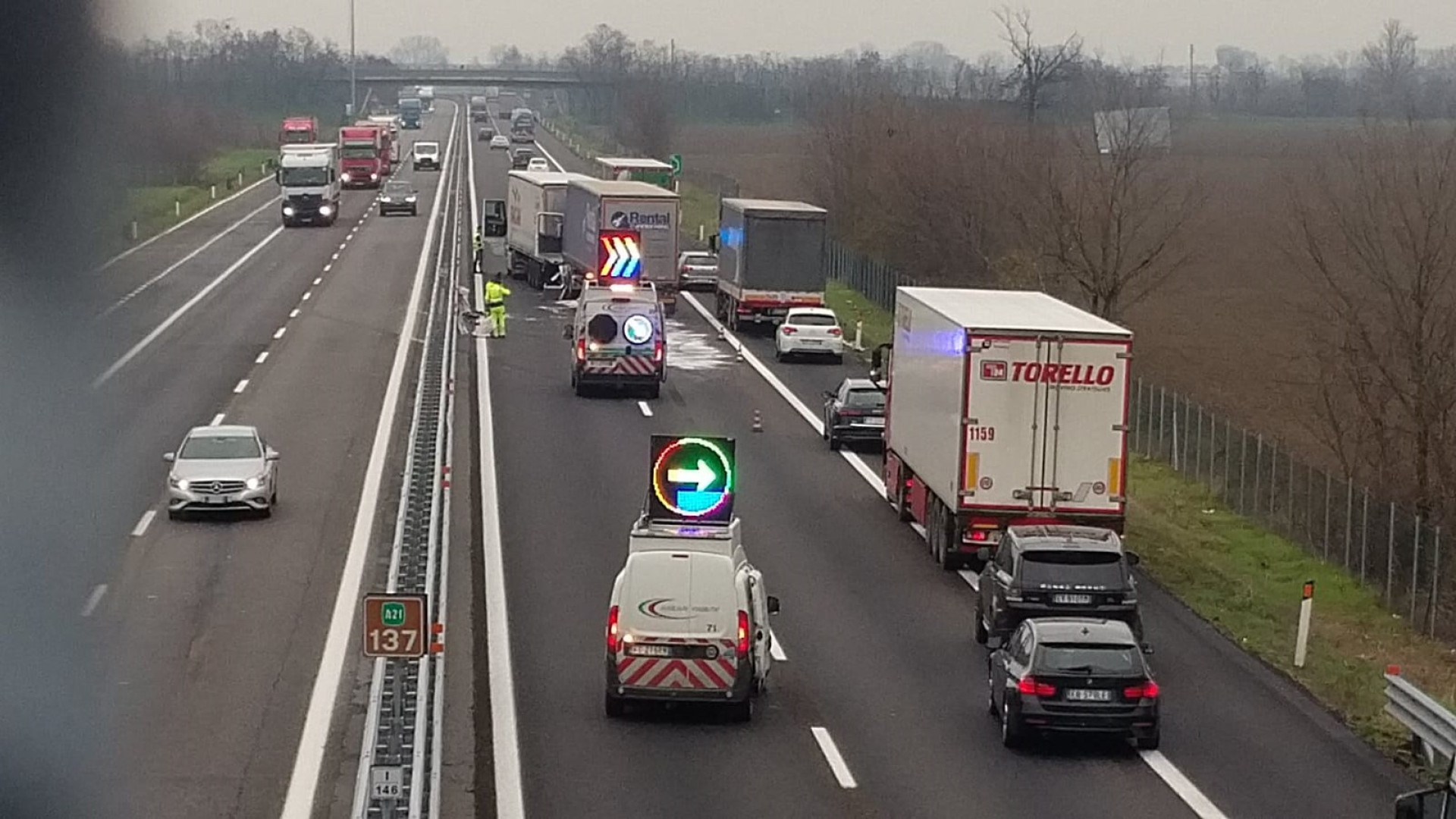Sarmato, tamponamento in A21: un ferito grave. Rallentamenti al traffico