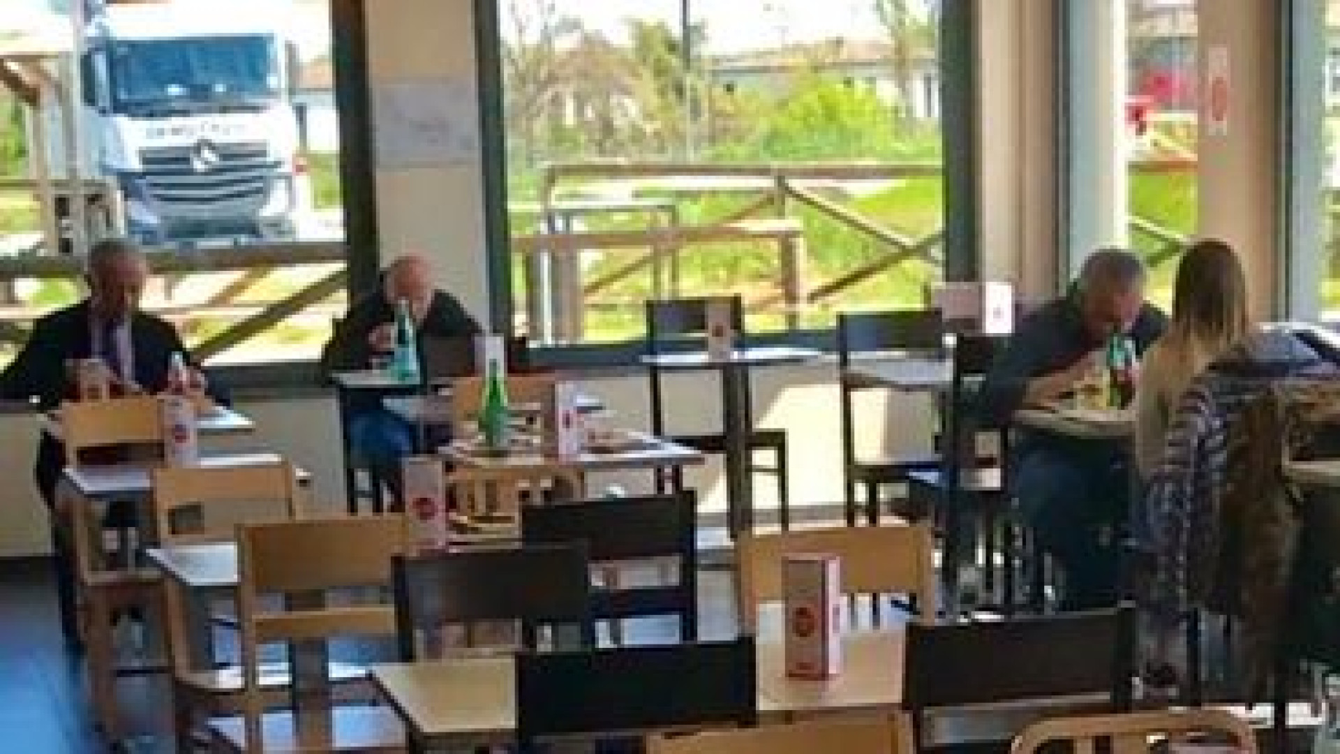 A Borgotrebbia si mangia al tavolo: "Autogrill aperti, giusto così. Ma i ristoranti?"