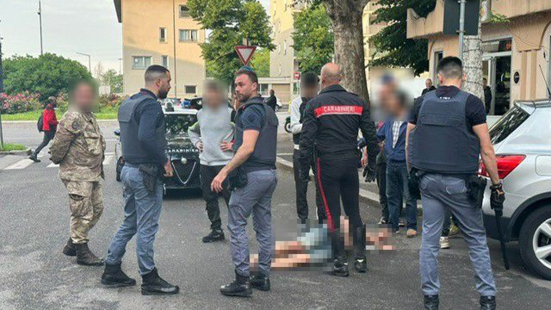 Aggressione alla Lupa, 28enne algerino accoltellato: scatta l'indagine per rapina