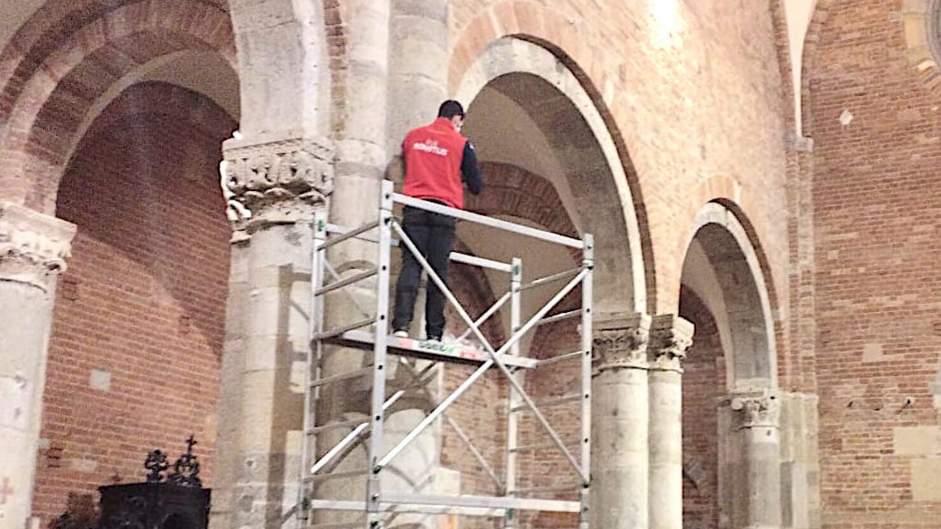 "Troppi furti e vandalismi in chiesa": il parroco fa installare le telecamere