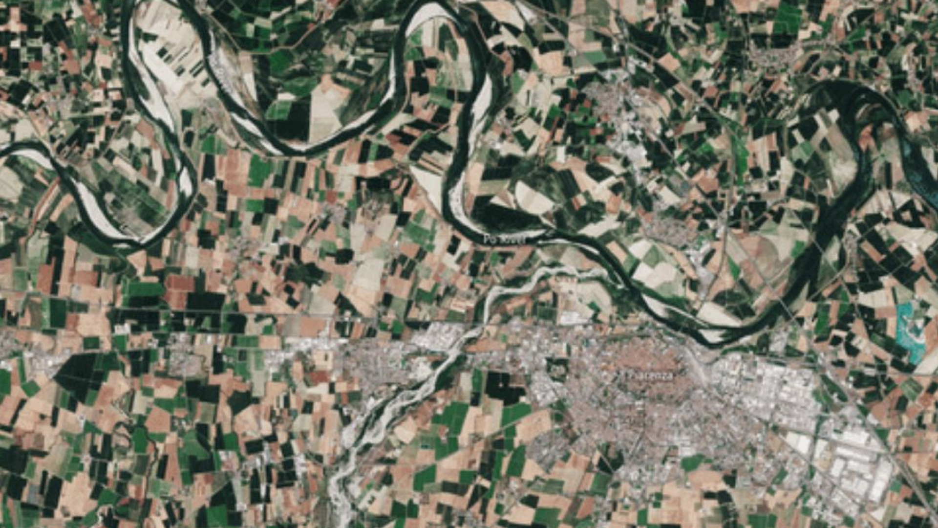 Siccità, la carenza d'acqua del Po a Piacenza ripresa dal satellite. Tre anni a confronto