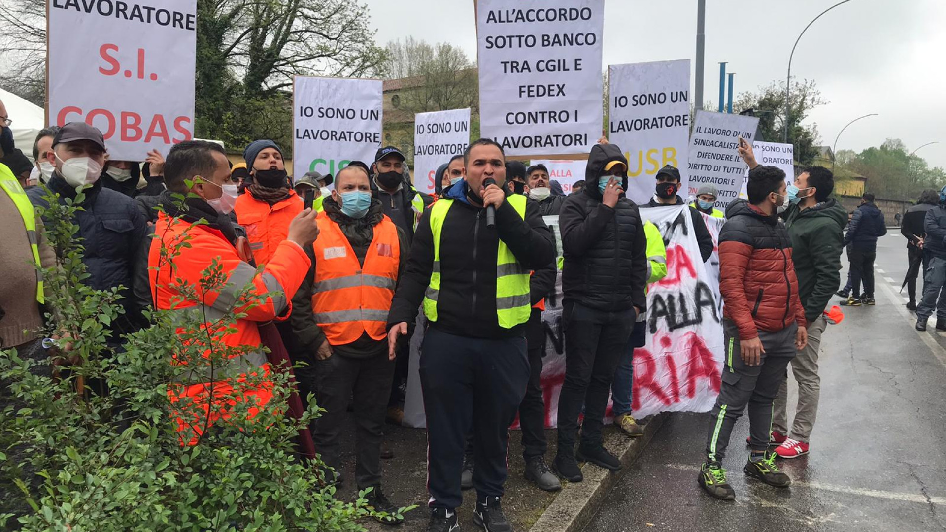 Fedex-Tnt, tensione tra sindacati: presidio Si-Cobas davanti alla Cgil