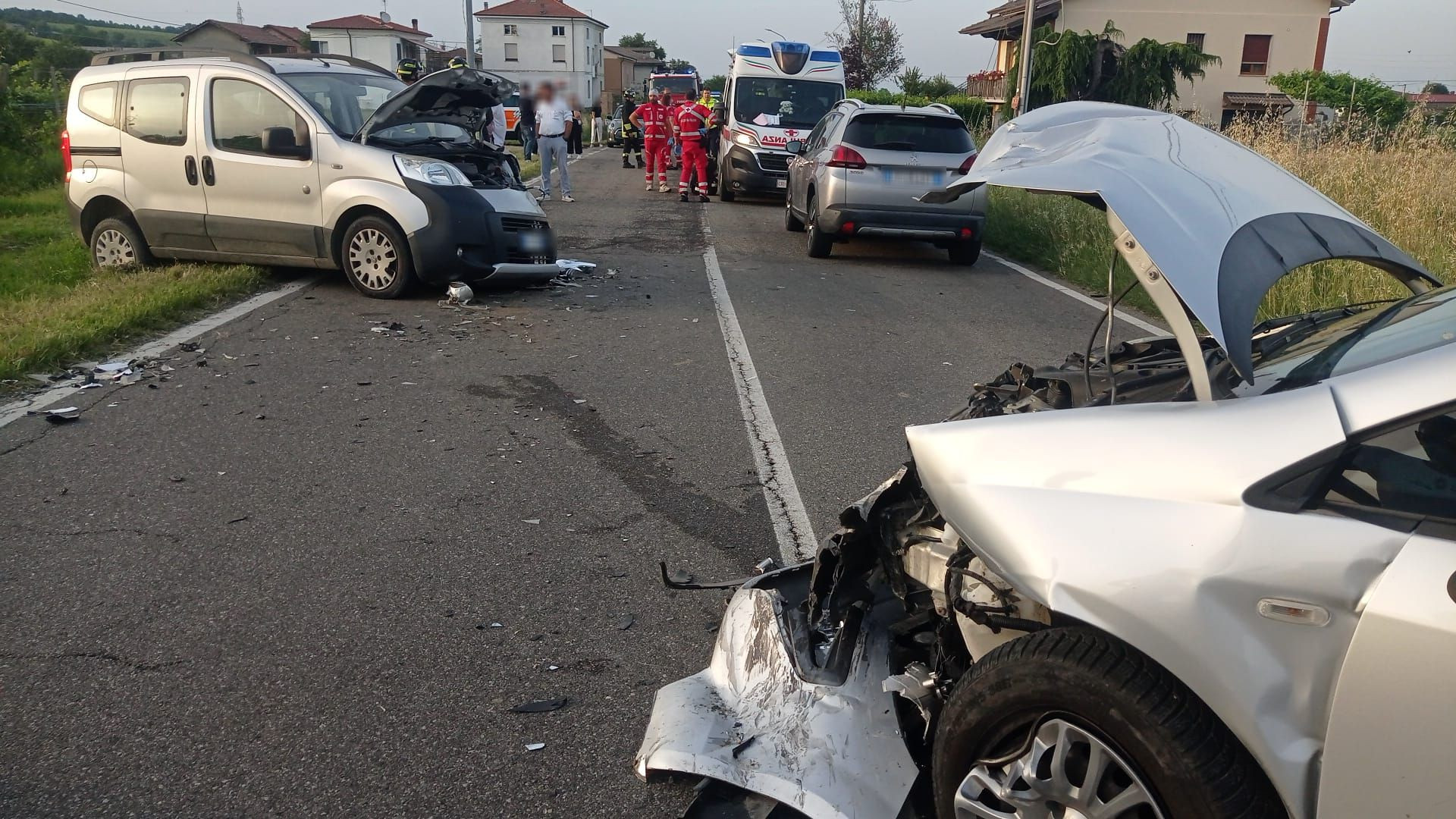 Frontale alle porte di Fabbiano: all’ospedale coppia di 72 e 65 anni e un 23enne
