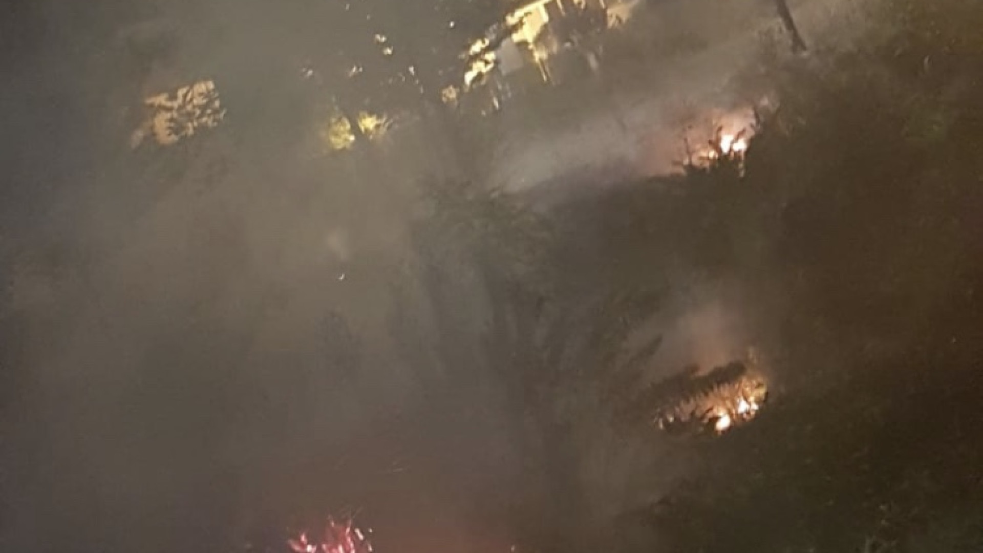 Ancora una notte di roghi in città: sei incendi, super lavoro per i pompieri