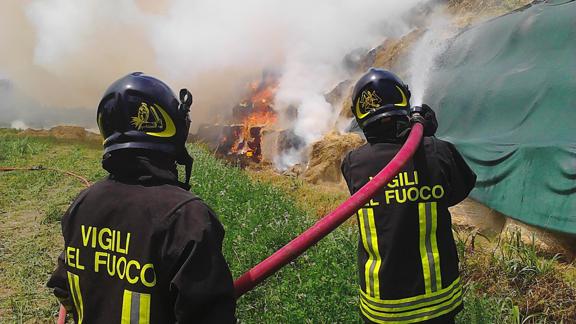 Agazzino di Borgonovo: incendio in una cascina, in fiamme 2mila rotoballe