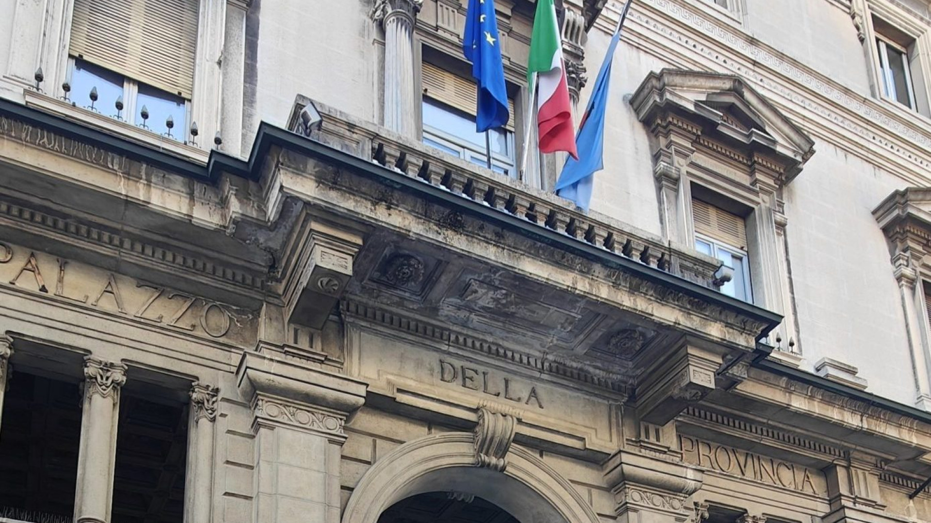 Ladro in fuga, si nasconde nel palazzo della Provincia: fermato dalla polizia