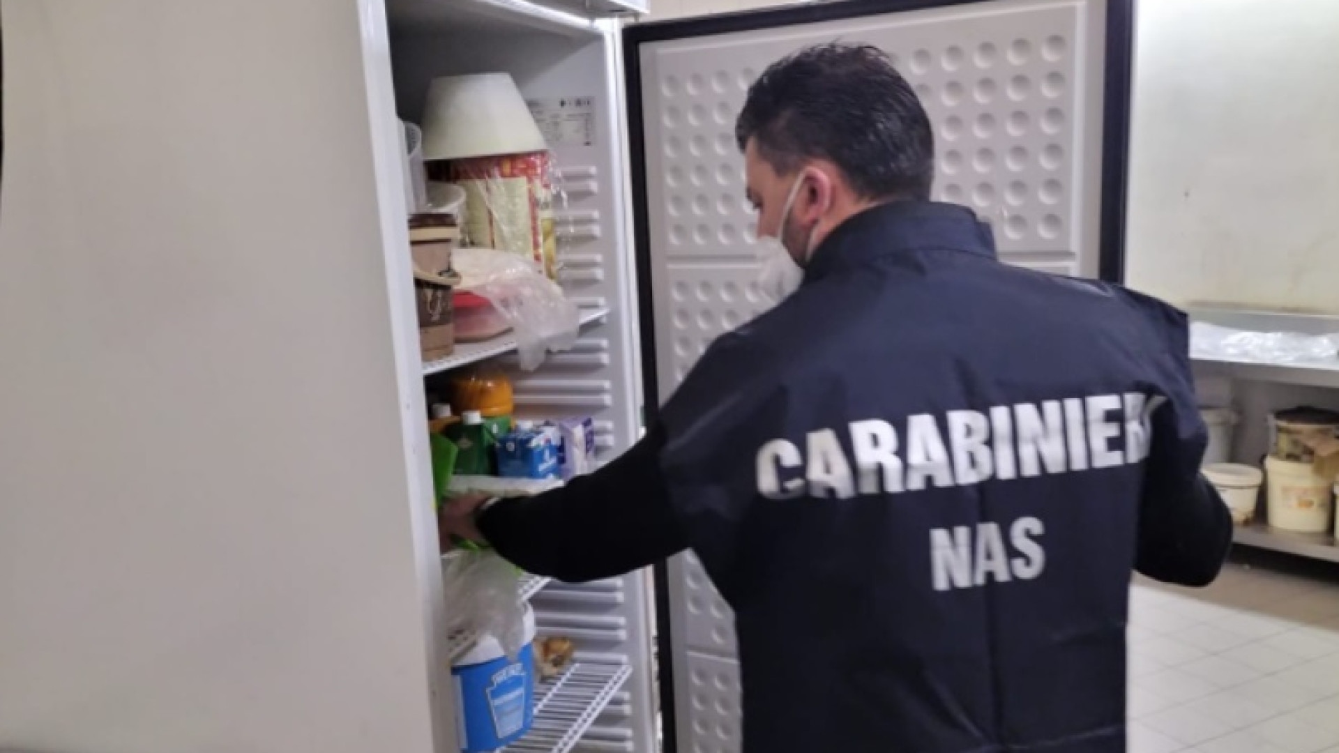 Sporcizia, blatte, grasso nella cappa della cucina: sospeso il ristorante di una discoteca