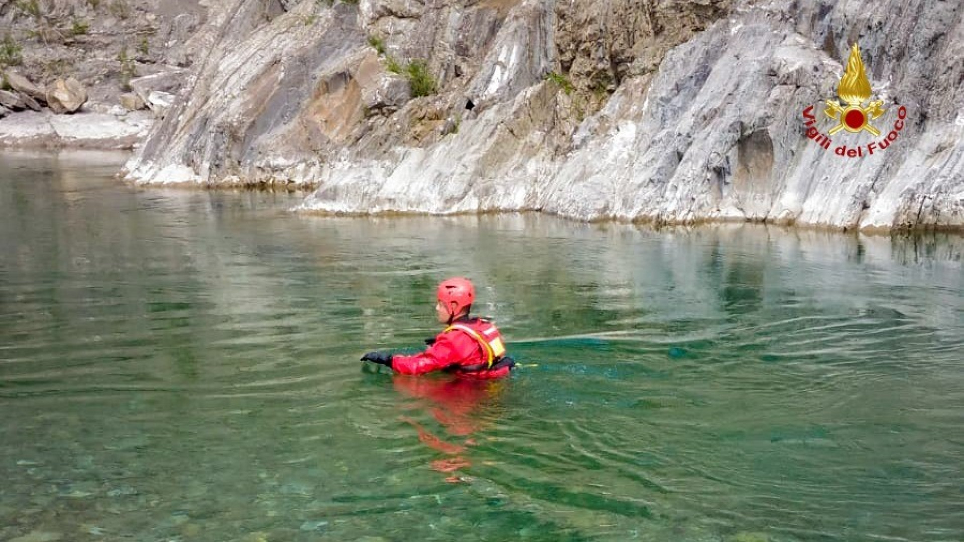 Marsaglia, i vigli del fuoco rimuovono un masso pericolante in Trebbia