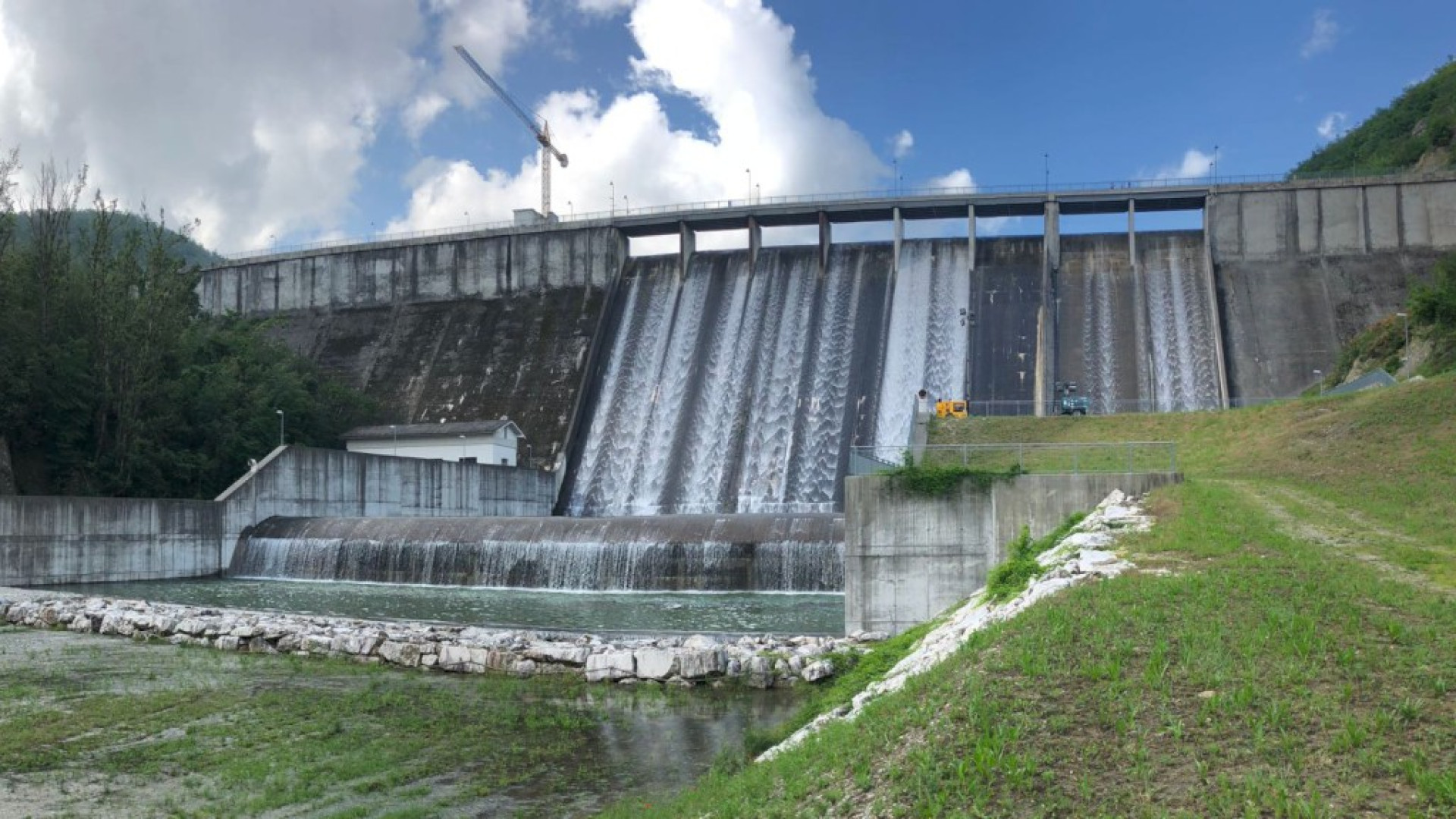 Diga di Mignano, prosegue la tracimazione. L'acqua ha raggiunto l'Arda