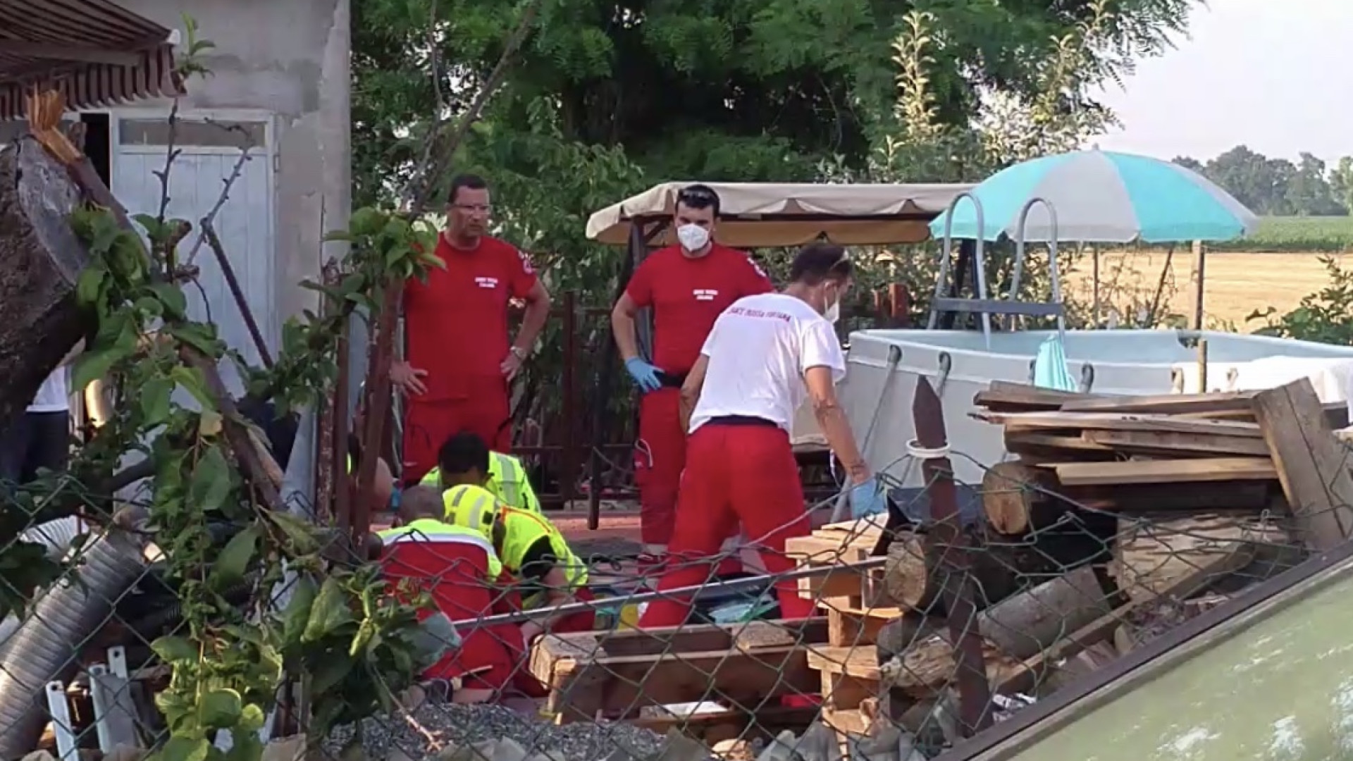 Incidente nella piscina del giardino, bimbo resta in condizioni gravi