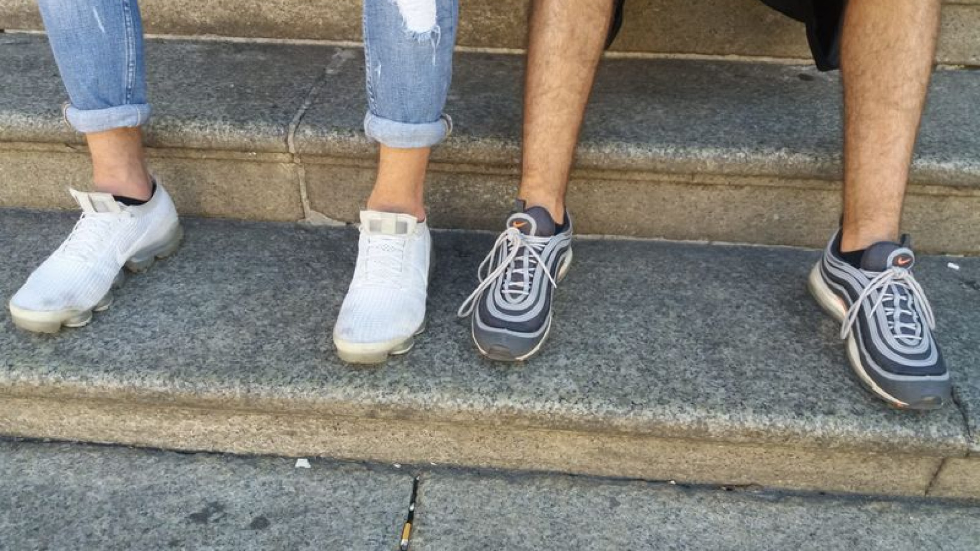 "Vietato sedere su scalinate di chiese e monumenti". L'ordinanza del Comune