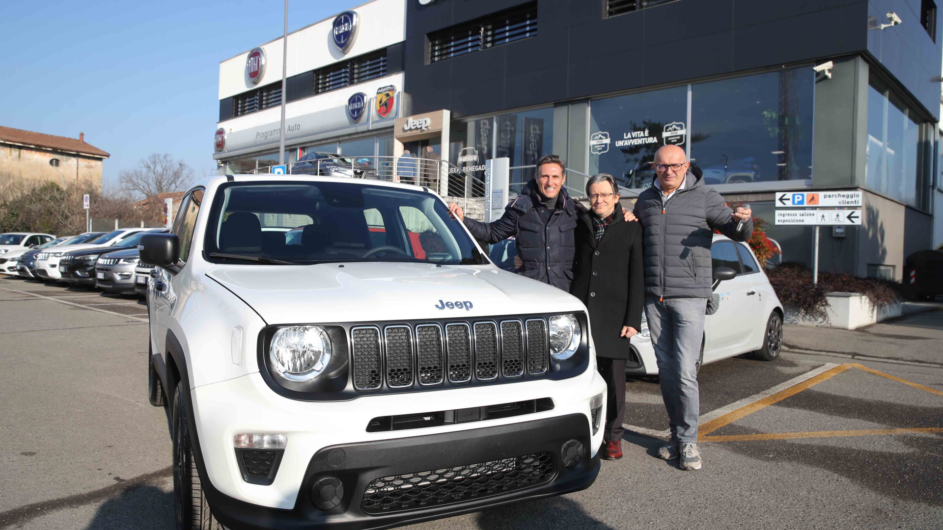 Consegnata al vincitore della lotteria benefica una Jeep nuova fiammante
