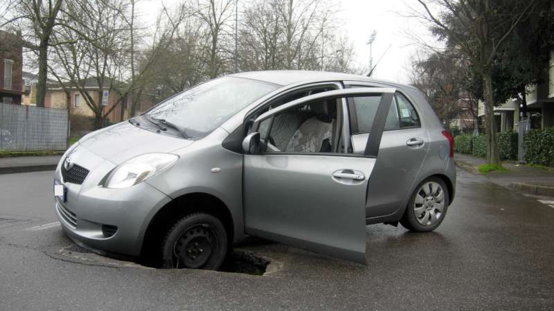 Voragine improvvisa in via Buozzi: auto sprofonda, paura per la conducente