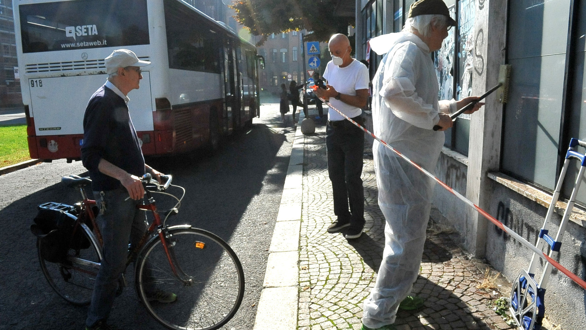 "Ex biglietteria utile alla città": i volontari la tinteggiano