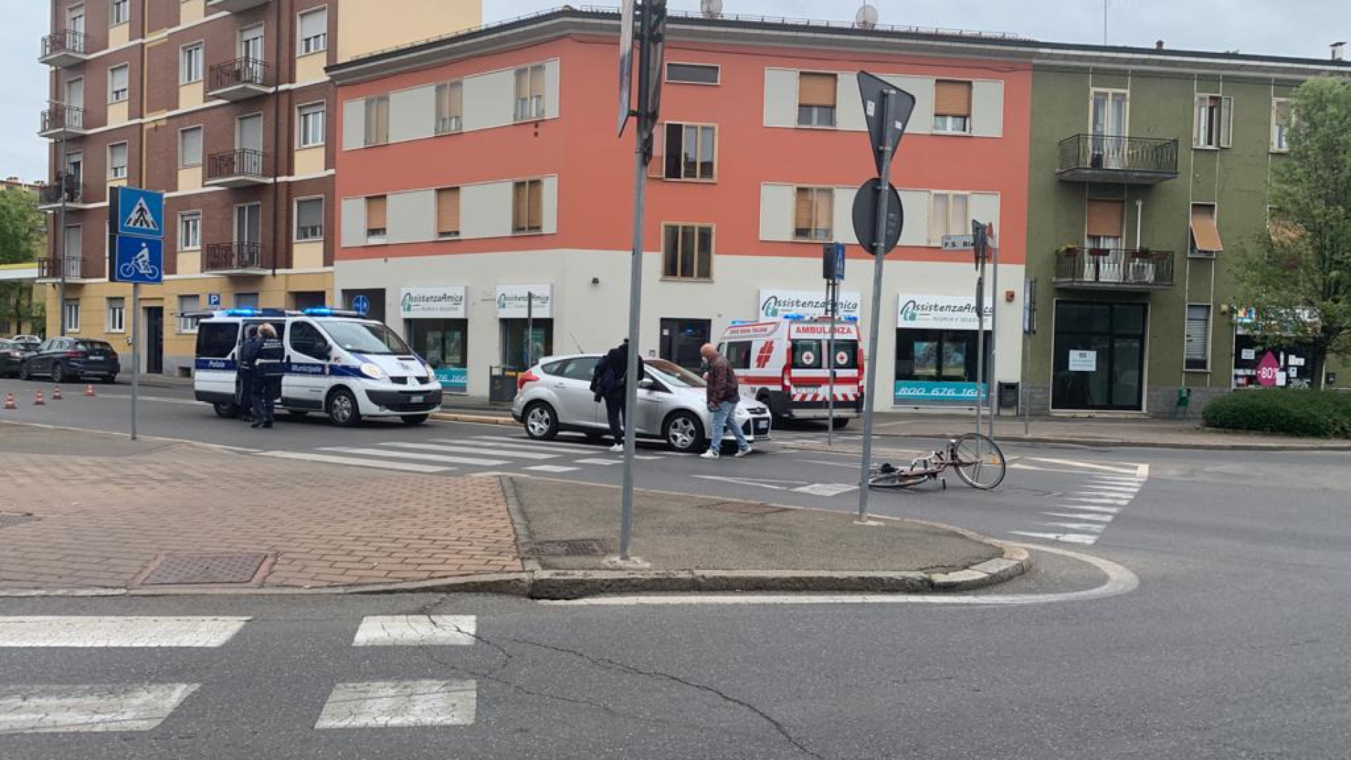 Scontro tra un'auto e una bici in via Bianchi, ciclista finisce all'ospedale
