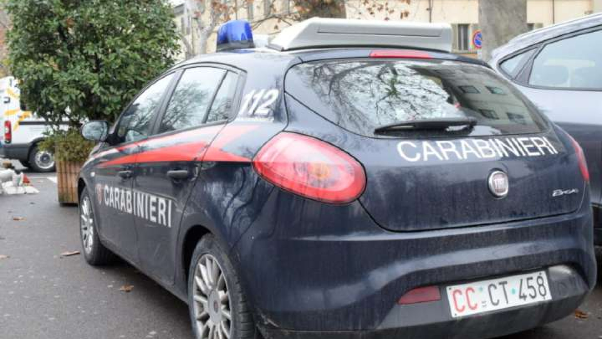 Rapina sul Corso dall'ottico. Uomo in mimetica prende i soldi e fugge